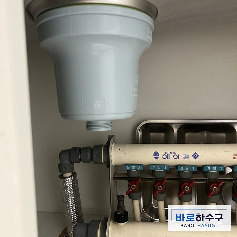 안산 현장 싱크대 하부장, 물이 새던 낡은 주름호스 연결부 작업 전 모습