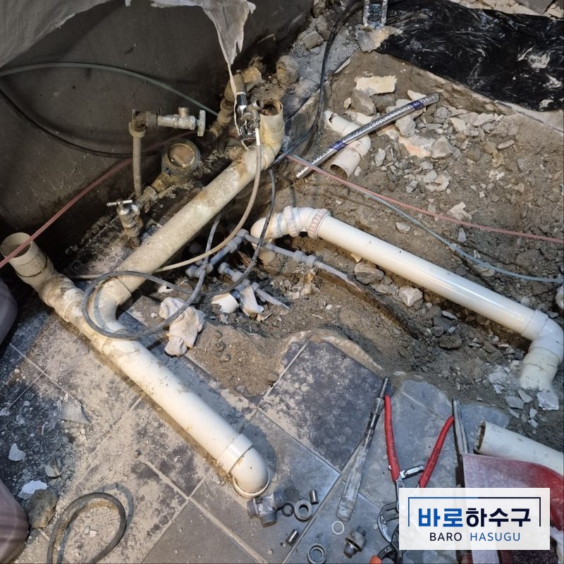 군포 현장, 낡은 주철관 자리에 새로 설치한 흰색 PVC 배관