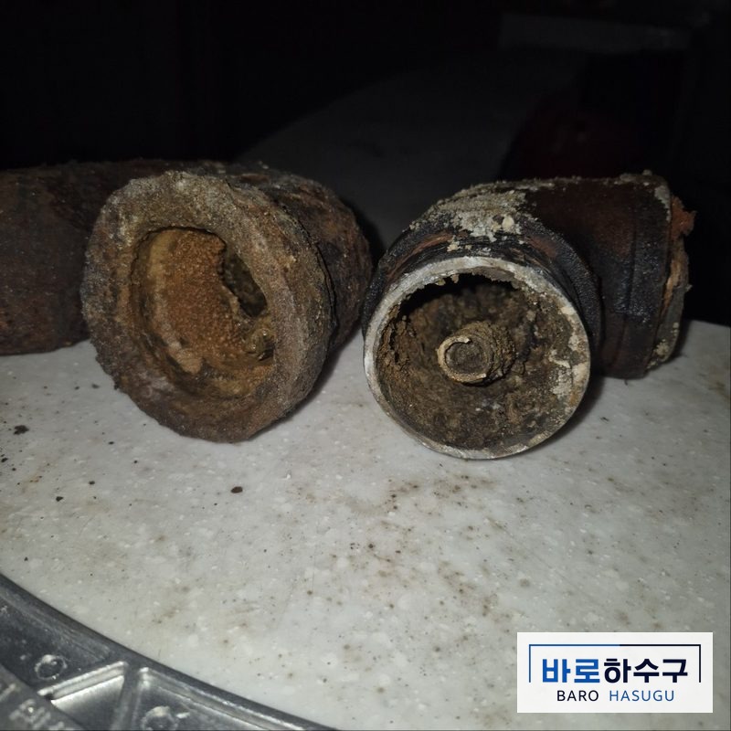 군포 현장에서 걷어낸 주철 배관 단면, 녹과 찌꺼기가 두껍게 덮인 작업 전 모습