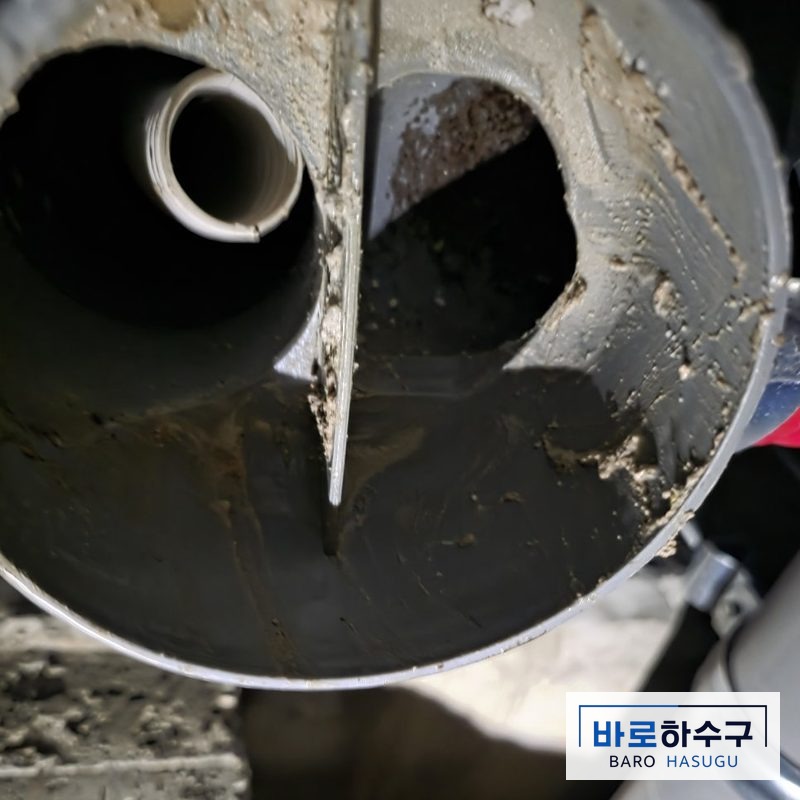 용인 기흥구 욕실 배관에서 굳은 시멘트를 꺼낸 뒤 관 안쪽 통로가 뚫린 작업 후 모습