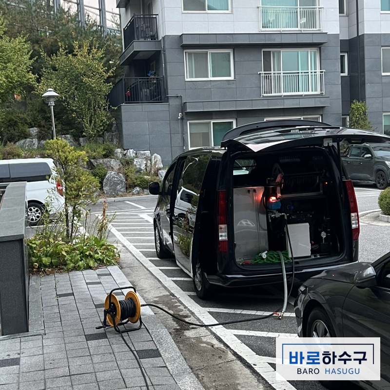 용인시 수지구 장비 차량을 대고 세척 호스 연결